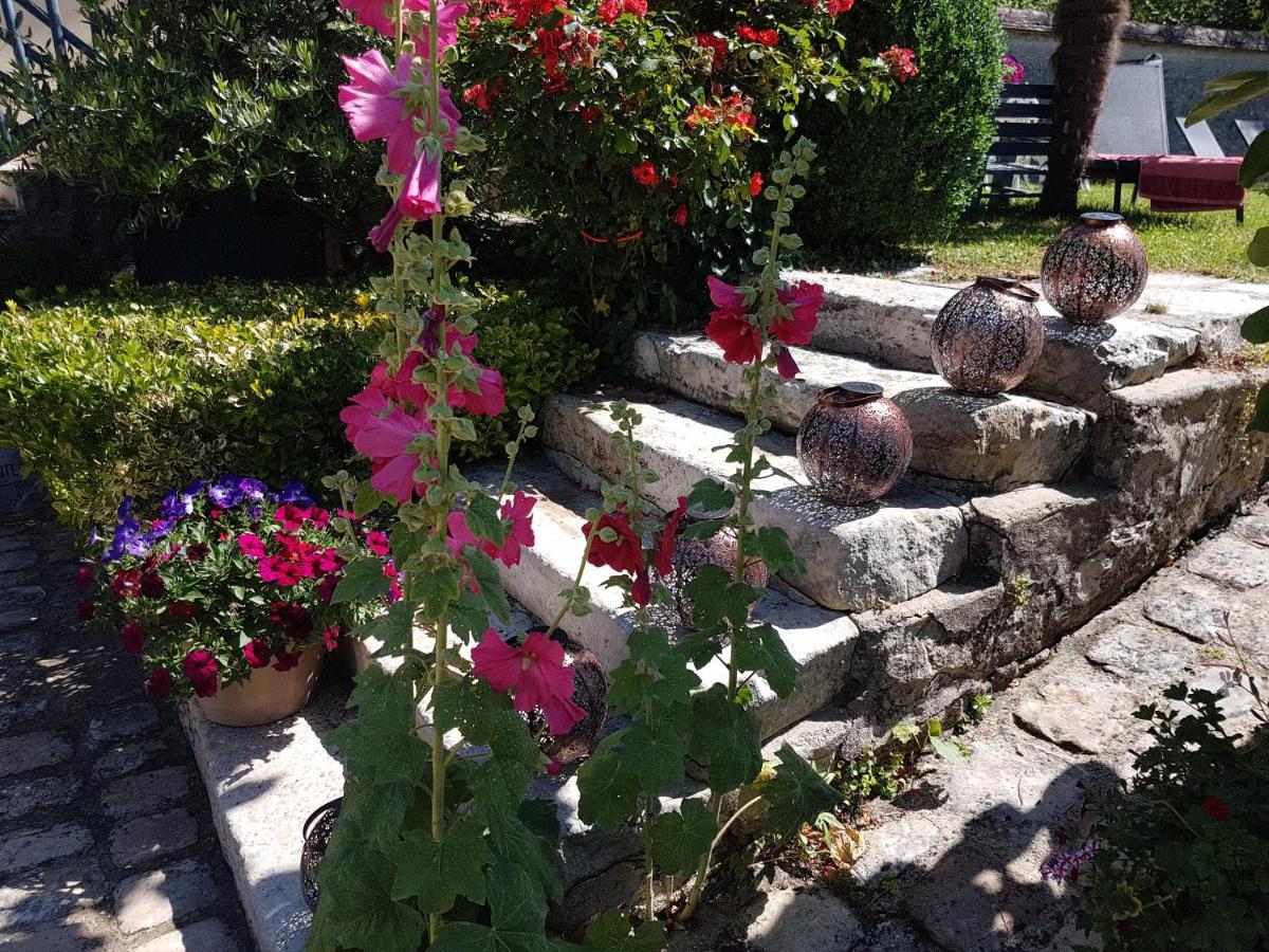 Les Glycines Bed and Breakfast Ury Εξωτερικό φωτογραφία
